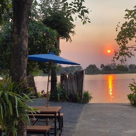 Ruen Thai Ban Rim Nam Kamphaeng Phet Eksteriør bilde