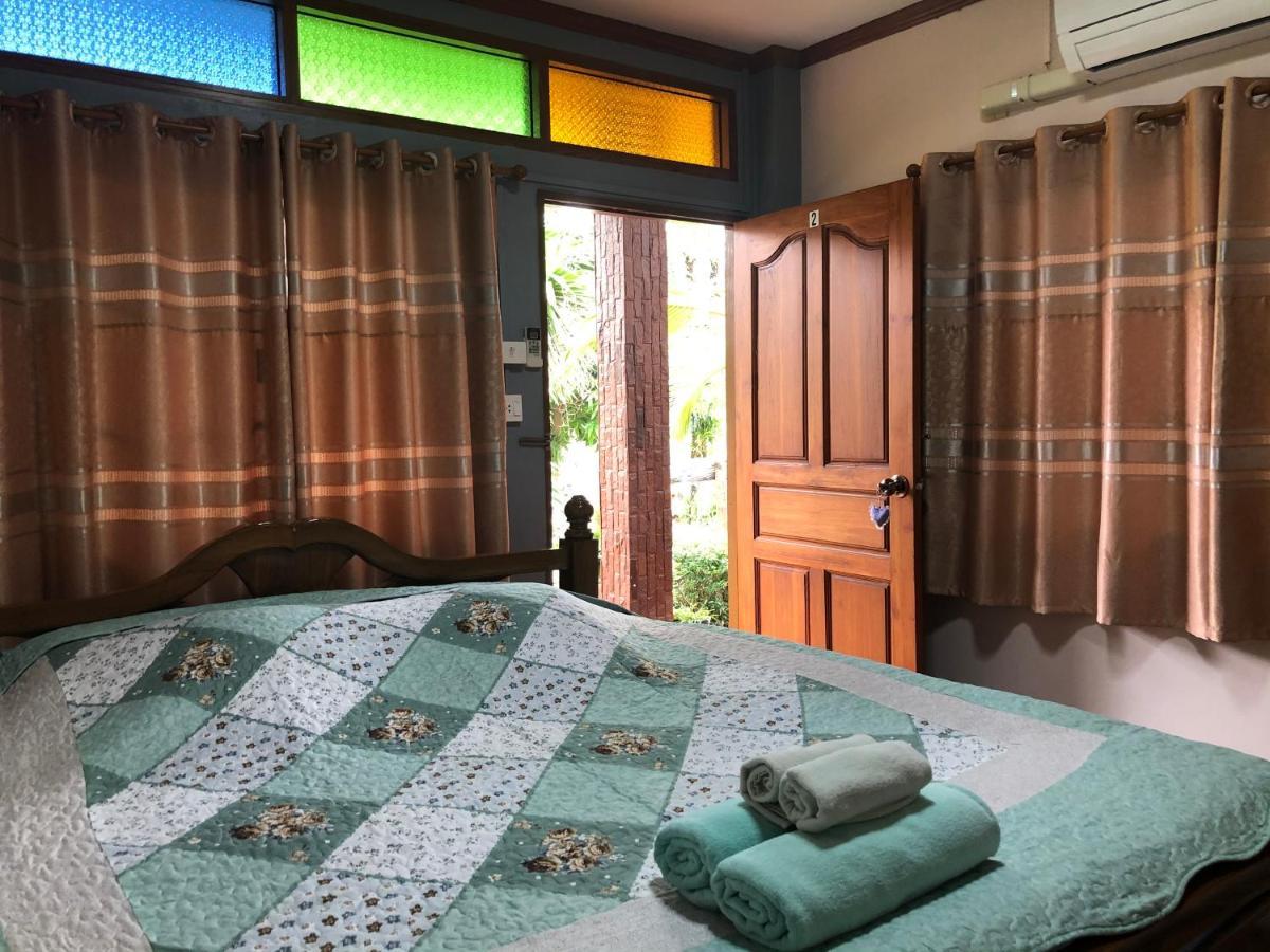 Ruen Thai Ban Rim Nam Kamphaeng Phet Eksteriør bilde