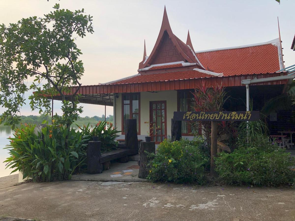 Ruen Thai Ban Rim Nam Kamphaeng Phet Eksteriør bilde