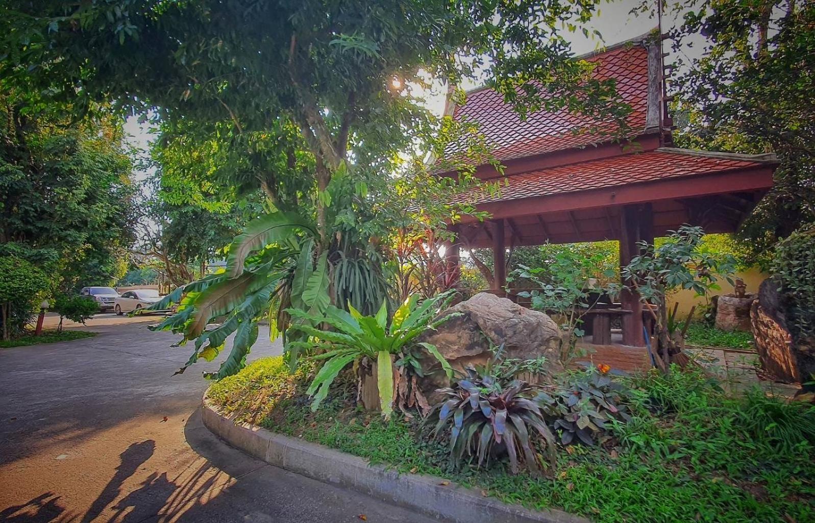 Ruen Thai Ban Rim Nam Kamphaeng Phet Eksteriør bilde