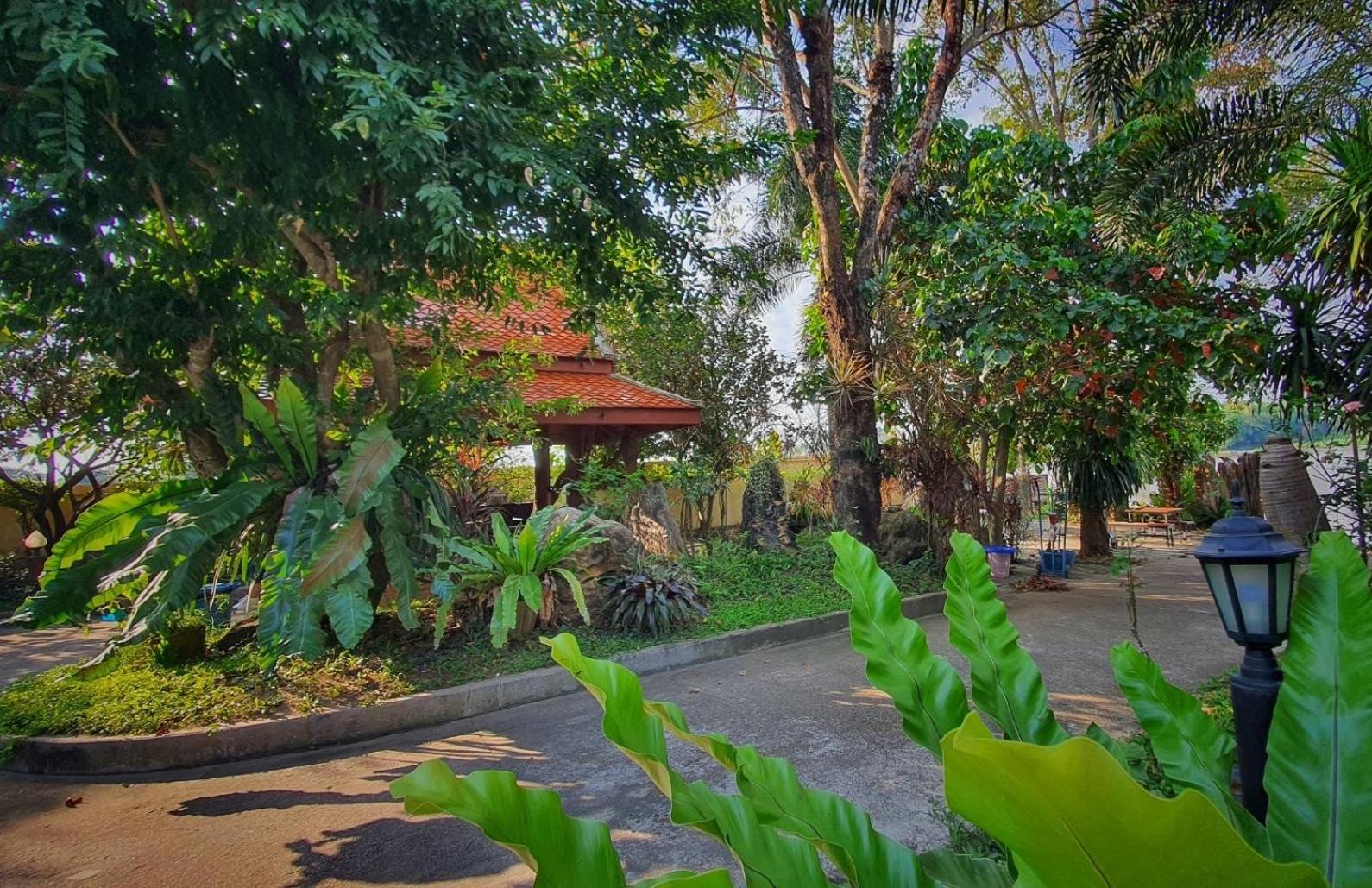Ruen Thai Ban Rim Nam Kamphaeng Phet Eksteriør bilde