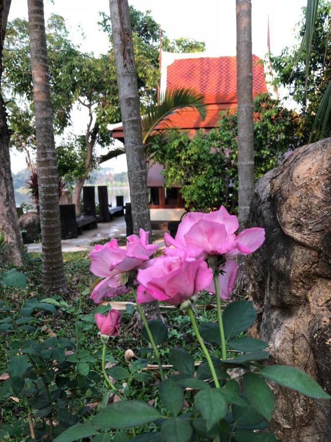 Ruen Thai Ban Rim Nam Kamphaeng Phet Eksteriør bilde