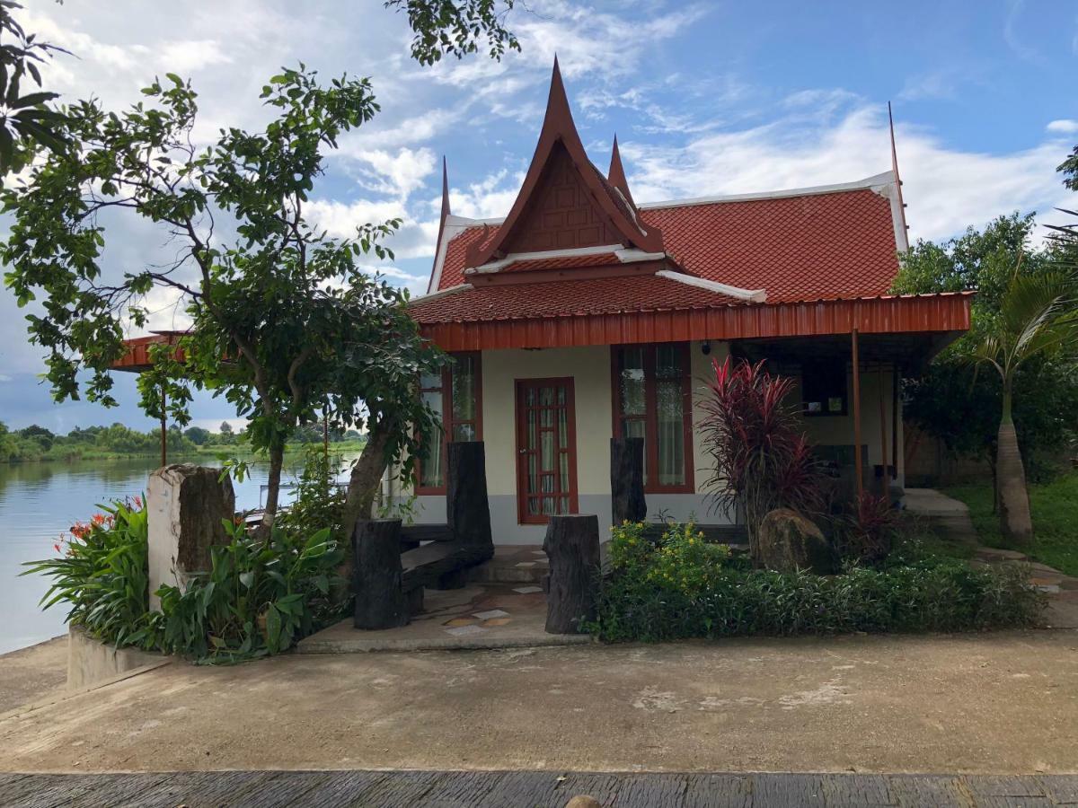 Ruen Thai Ban Rim Nam Kamphaeng Phet Eksteriør bilde
