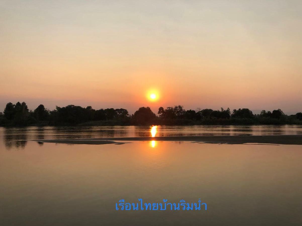 Ruen Thai Ban Rim Nam Kamphaeng Phet Eksteriør bilde
