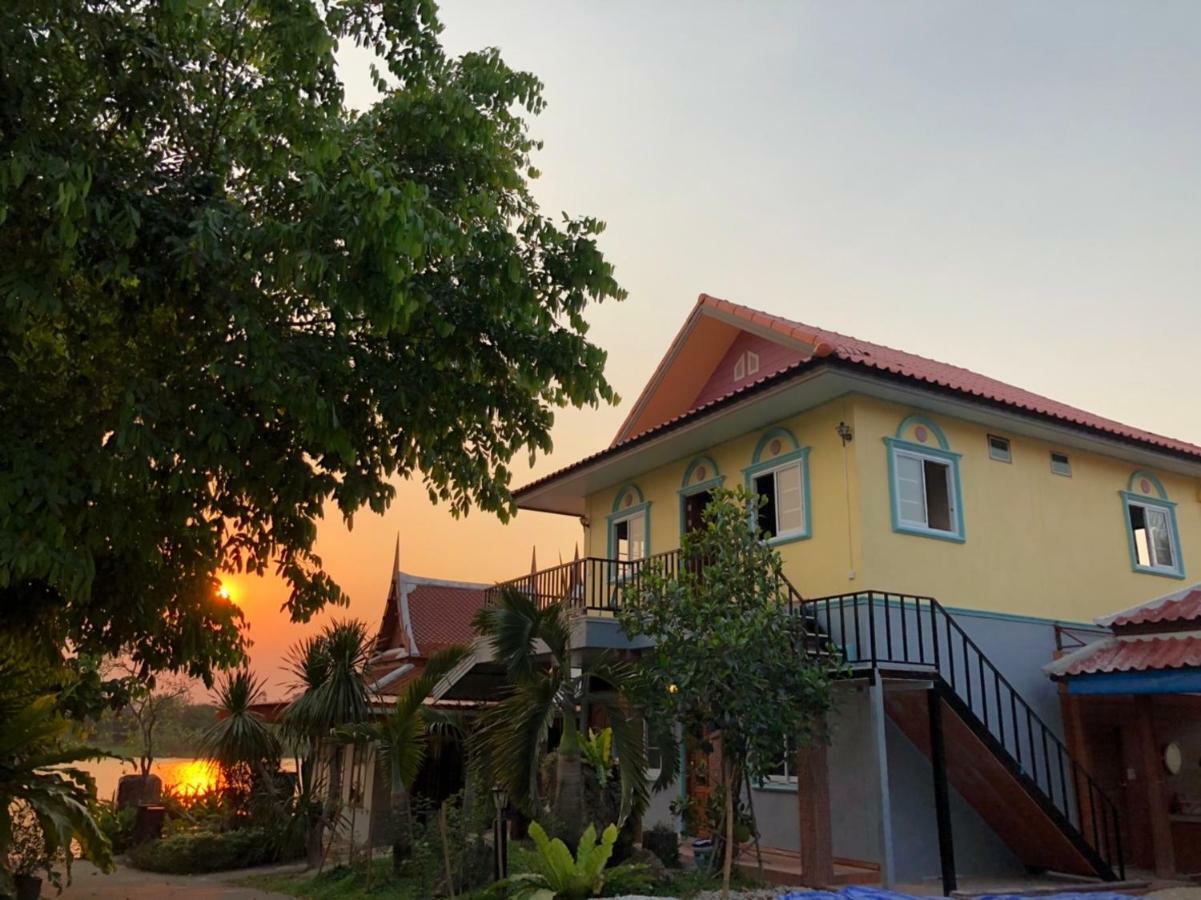 Ruen Thai Ban Rim Nam Kamphaeng Phet Eksteriør bilde