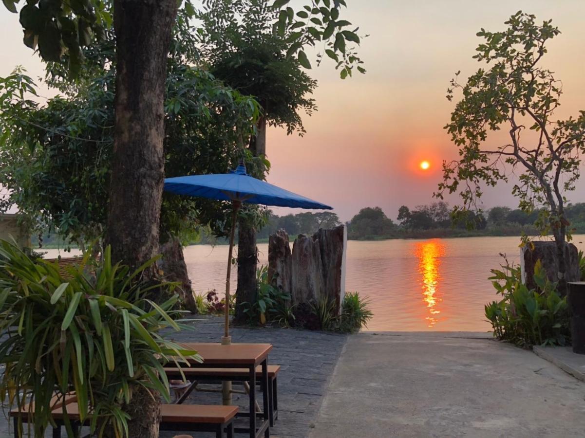 Ruen Thai Ban Rim Nam Kamphaeng Phet Eksteriør bilde