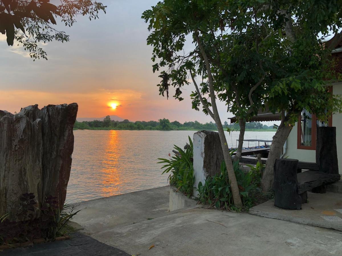 Ruen Thai Ban Rim Nam Kamphaeng Phet Eksteriør bilde